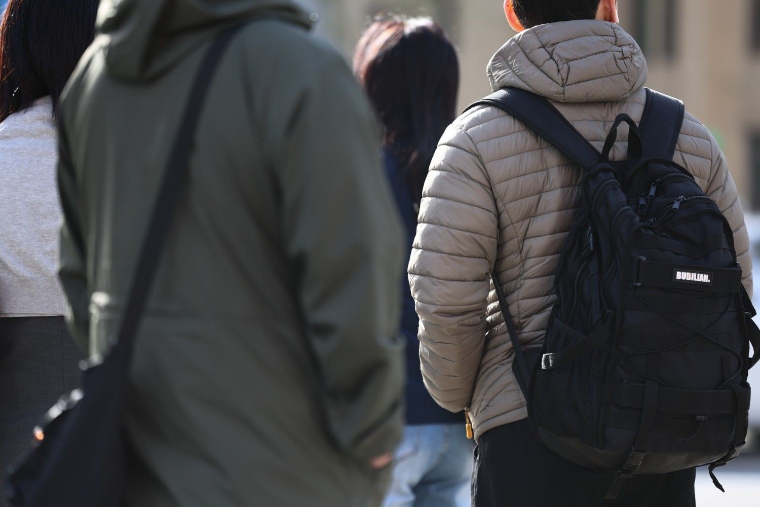쌀쌀한 날씨 속 시민들이 검정, 회색, 베이지 등 차분한 색상의 외투를 입고 출근길을 걷고 있다. / 뉴스1