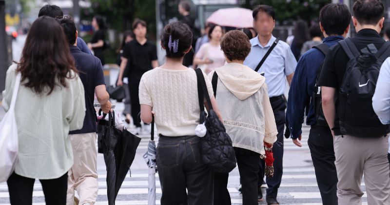 한국 거리에서 유독 많이 보인다…외국인이 신기해하는 ‘무채색 패션’