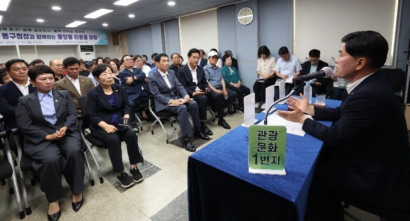 황인호 동구청장이 27일 중앙동에서 구민들과 대화를 나누고 있다./사진=대전 동구