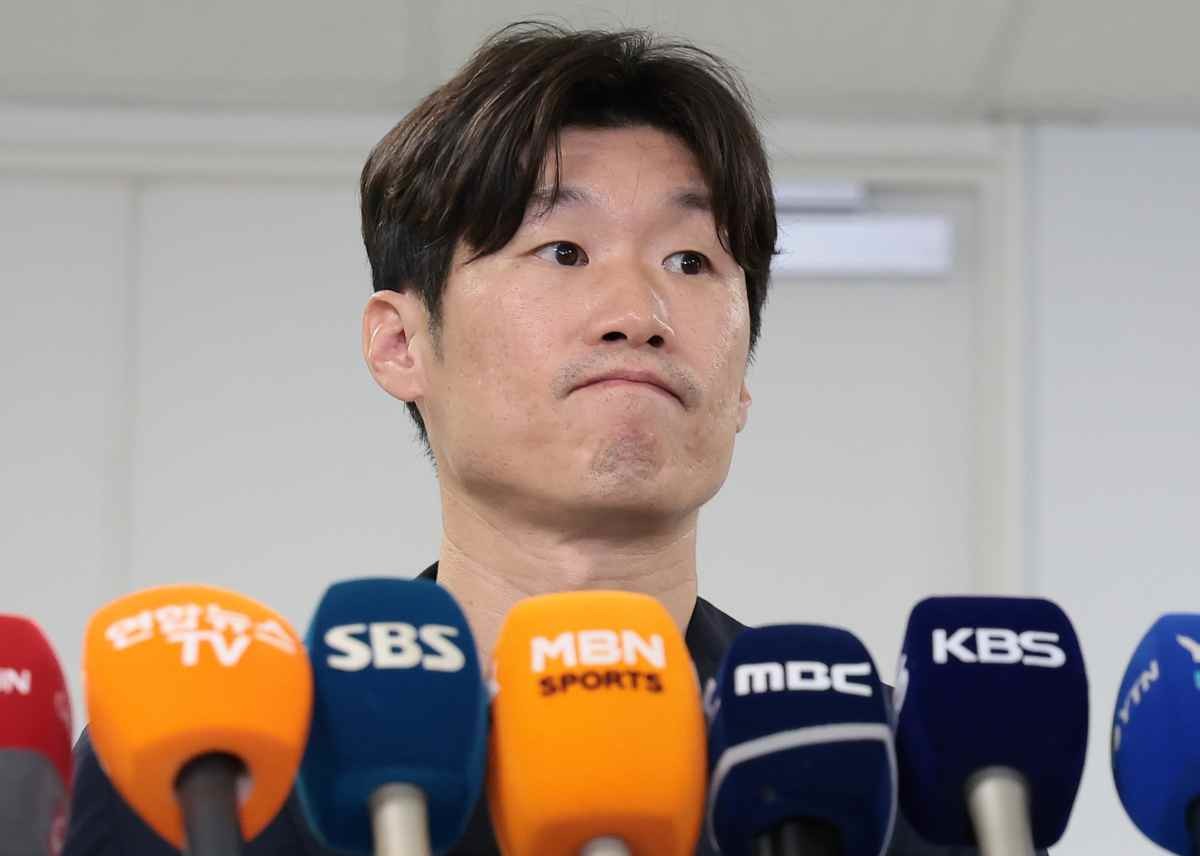 박지성 K-축구혁신위원회 공동위원장이 27일 서울시 종로구 국립현대미술관 대회의실에서 열린 K-축구 혁신위원회 4차 회의를 마친 뒤 브리핑 후 취재진 질문을 듣고 있다. / 뉴스1