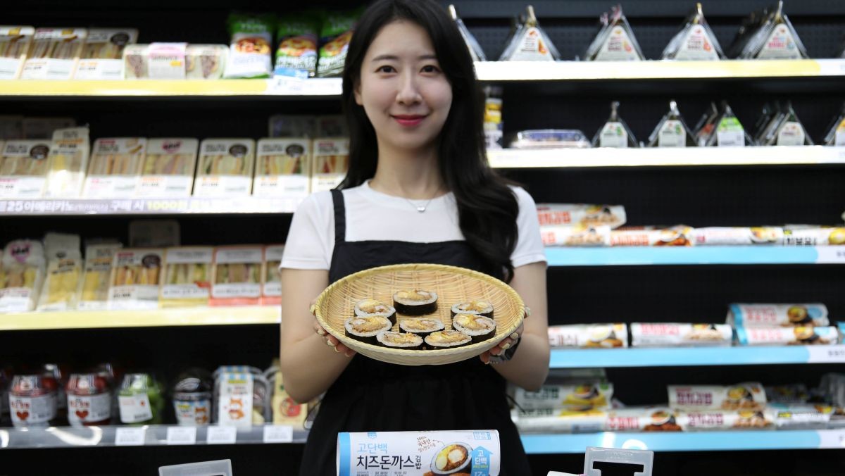 모델이 GS25가 선보인 고단백 김밥, 당과 지방 함량을 낮춘 삼각김밥을 소개하고 있다. / GS25 제공