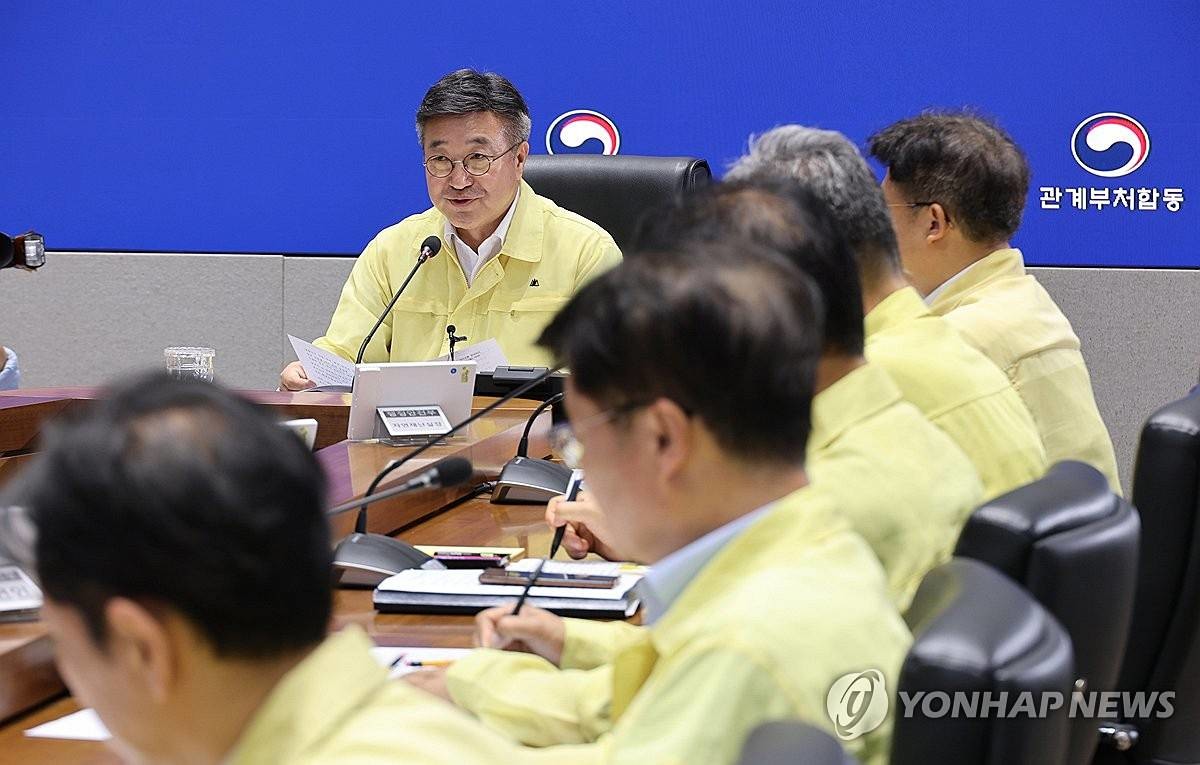 윤호중 행정안전부 장관이 27일 서울 정부서울청사 중앙재난안전상황실 서울상황센터에서 폭염 대처 상황 점검회의를 주재하고 있다 / 연합뉴스