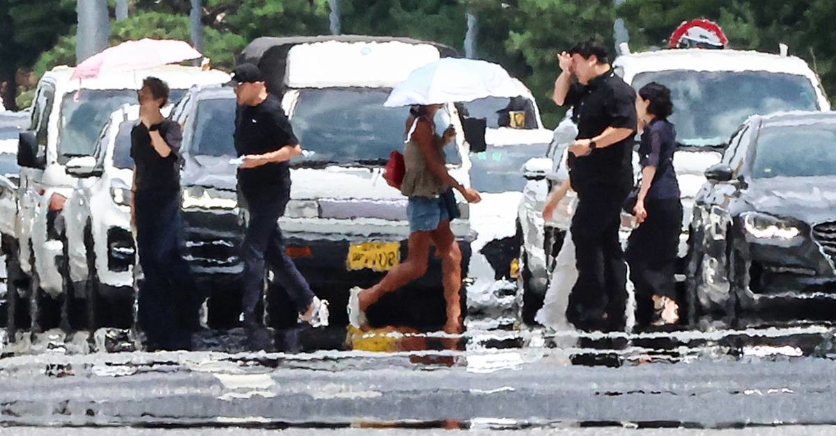 폭염이 이어진 27일 서울 영등포구 여의도 일대 뜨겁게 달궈진 아스팔트 위로 아지랑이가 피어오르고 있다 / 뉴스1