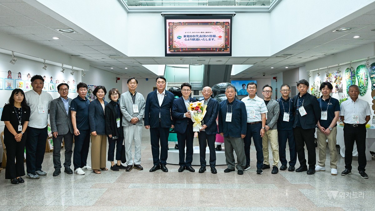 김원기 의정부시장이 7월 27일 의정부시청을 방문한 시바타시 대표단과 함께 기념촬영을 하고 있다