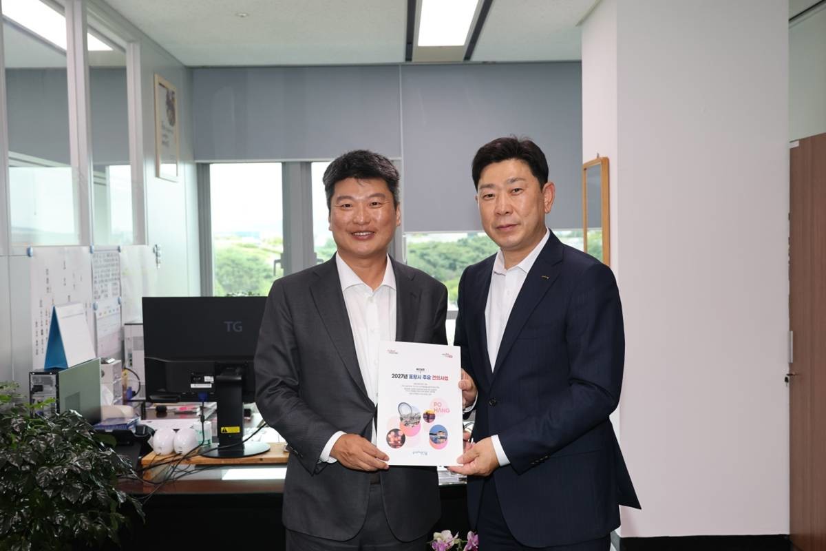 왼쪽부터 박창환 예산총괄심의관, 박용선 포항시장.