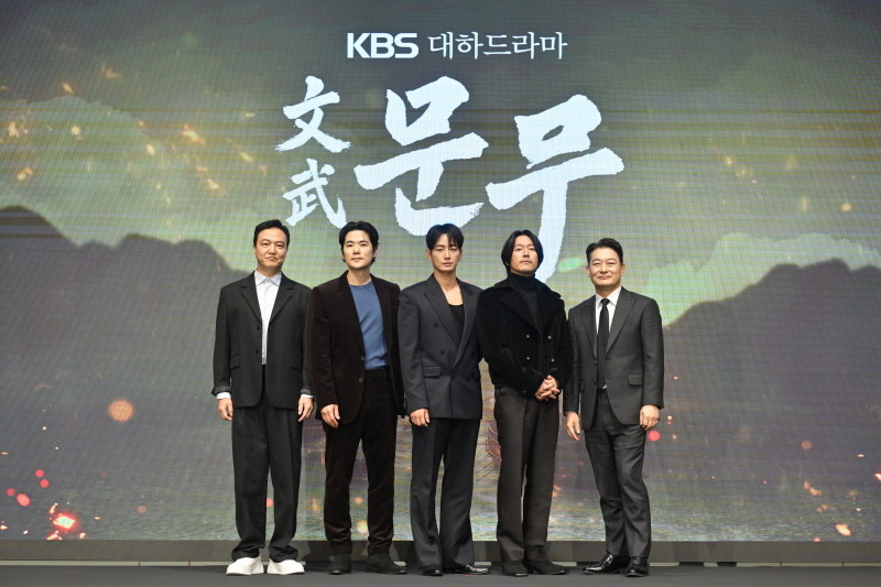 KBS 대하드라마 '문무' 제작발표회에 참석한 배우 정웅인, 김강우, 이현욱, 장혁, 조성하 / KBS