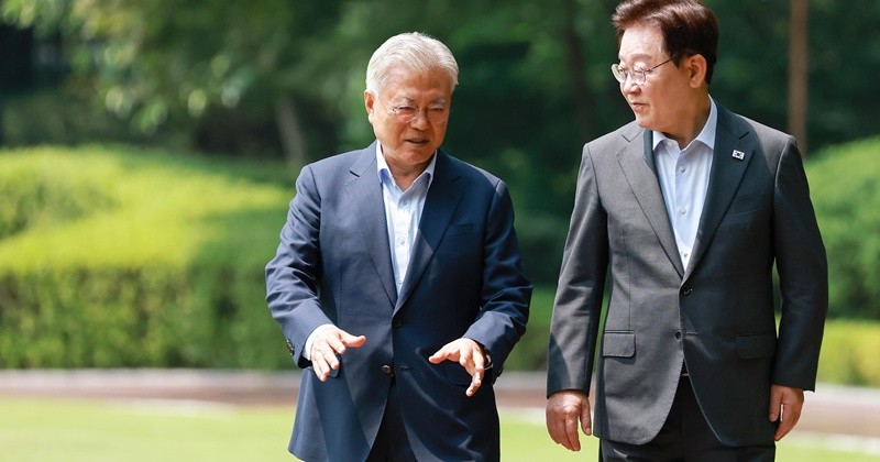 이재명 대통령과 문재인 전 대통령이 1일 청와대 상춘재에서 열린 오찬 회동에 입장하고 있다. 2026.7.1/뉴스1