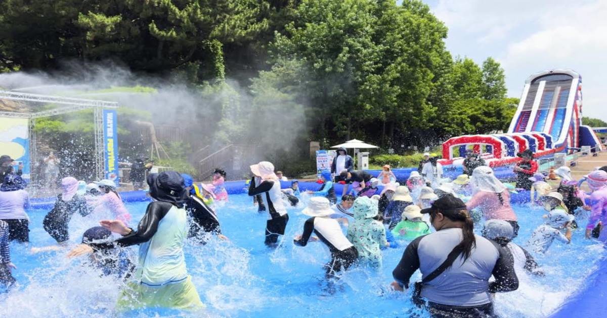 '초대형 워터풀에서 펼쳐진 물놀이 한판. 아이들은 물론 어른들까지 흠뻑 젖으며 여름 최고의 추억을 만들고 있다.'