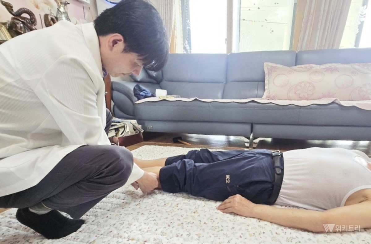 함평군은 거동이 불편해 병원 문턱을 넘기 힘든 지역 어르신들을 위해 의료진이 직접 집으로 찾아가는 ‘함평형 방문의료지원사업’을 본격적으로 시행한다. / 함평군