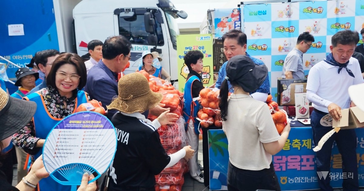농협전남본부(본부장 이광일)는 국내산 닭고기 소비촉진과 전남 농산물 홍보를 위해 27일 제19회 정남진 장흥 물축제 행사장에서‘동심달닭’7월 테마「시원하닭」행사를 개최했다. / 전남농협