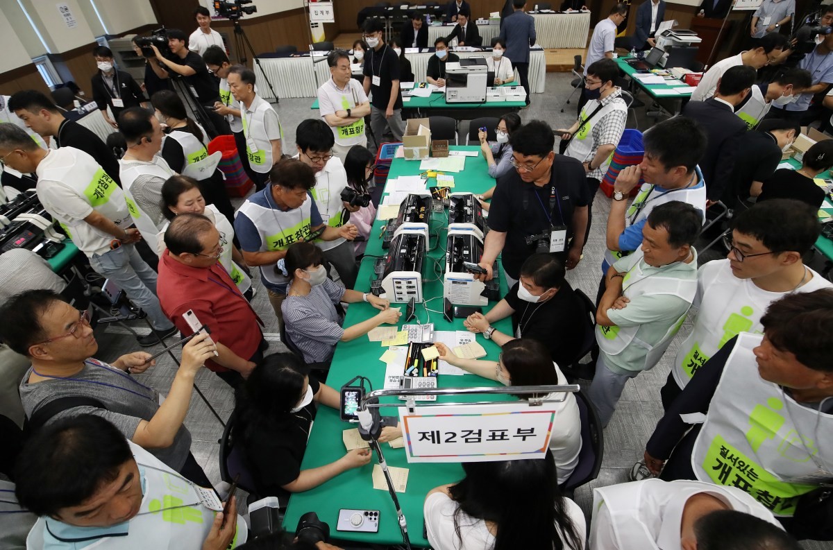 27일 경남 창원 성산구 경남도선거관리위원회 대회의실에서 도 선관위 관계자들이 6·3 지방선거에서 44표 차로 당락이 갈린 통영시장 선거 재검표를 진행하고 있다. / 뉴스1