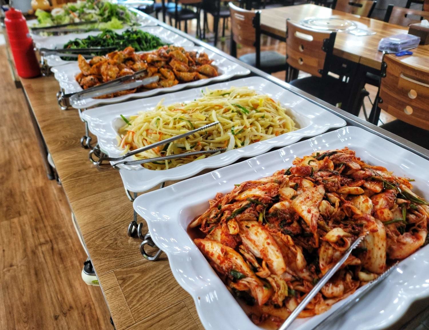 한국 식당의 셀프바에 김치와 나물 등 여러 종류의 반찬이 준비돼 있다. / 셔터스톡