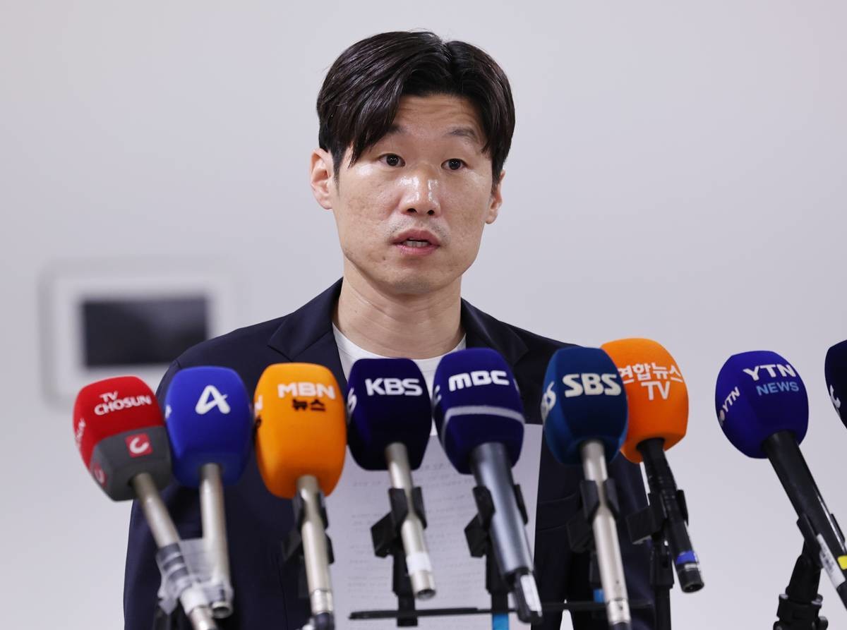 박지성 K-축구혁신위원회 공동위원장이 지난 20일 오후 서울시 종로구 국립현대미술관 사무동에서 열린 K-축구 혁신위원회 3차 회의를 마친 뒤 브리핑을 하고 있다 / 뉴스1