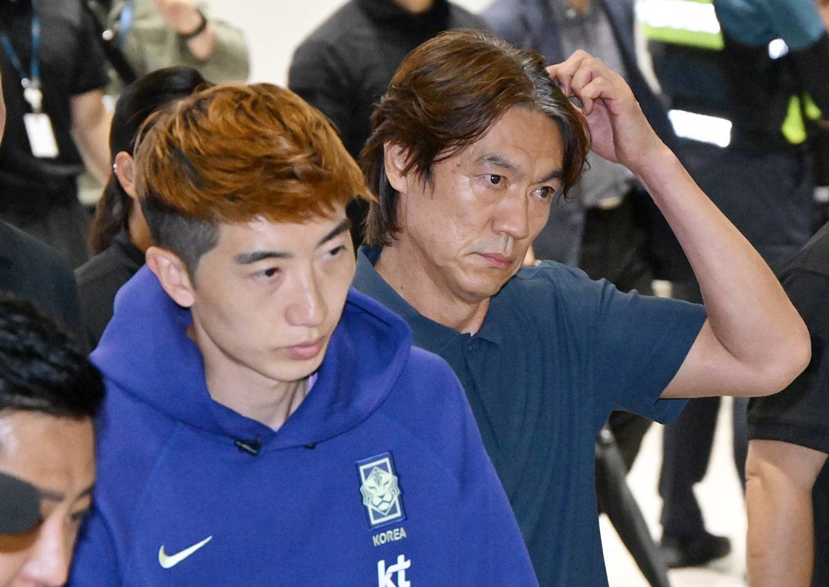 2026 북중미 월드컵 32강 진출 실패의 책임을 지고 사퇴 의사를 밝힌 홍명보 축구대표팀 감독이 지난달 30일 새벽 조현우 등 선수들과 인천국제공항 2터미널에 도착, 축구팬들 야유를 받으며 이동하고 있다 / 뉴스1