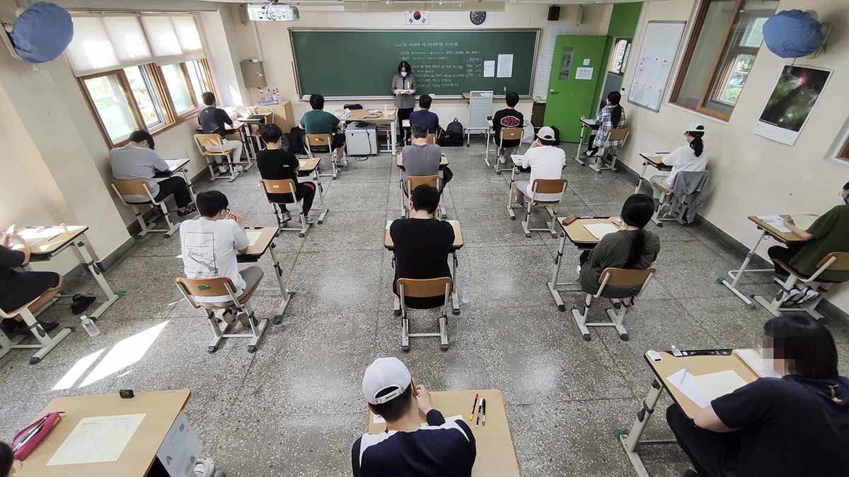 한 고사장에 마련된 국가공무원 공개경쟁채용 필기시험장에서 수험생들이 시험 시작을 기다리고 있다. / 인사혁신처