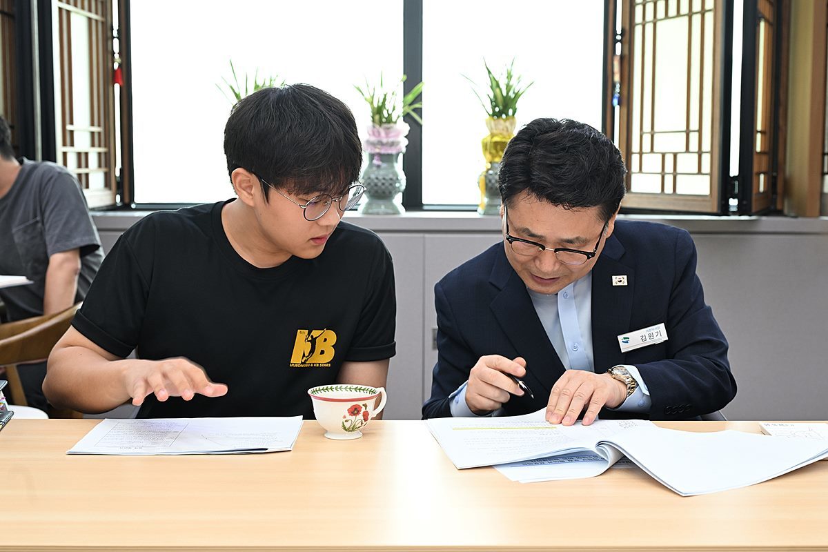 "학생들 아이디어 시정에 반영" 김원기 의정부시장, 청소년 정책 제안 경청