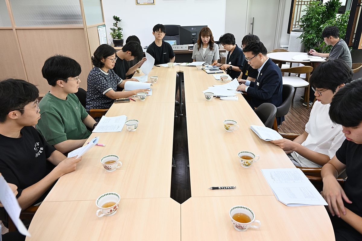 김원기 의정부시장이 7월 27일 시장실에서 의정부고등학교 학생들과 ‘로컬메이커 프로젝트’ 청소년 정책 제안 간담회를 갖고 있다