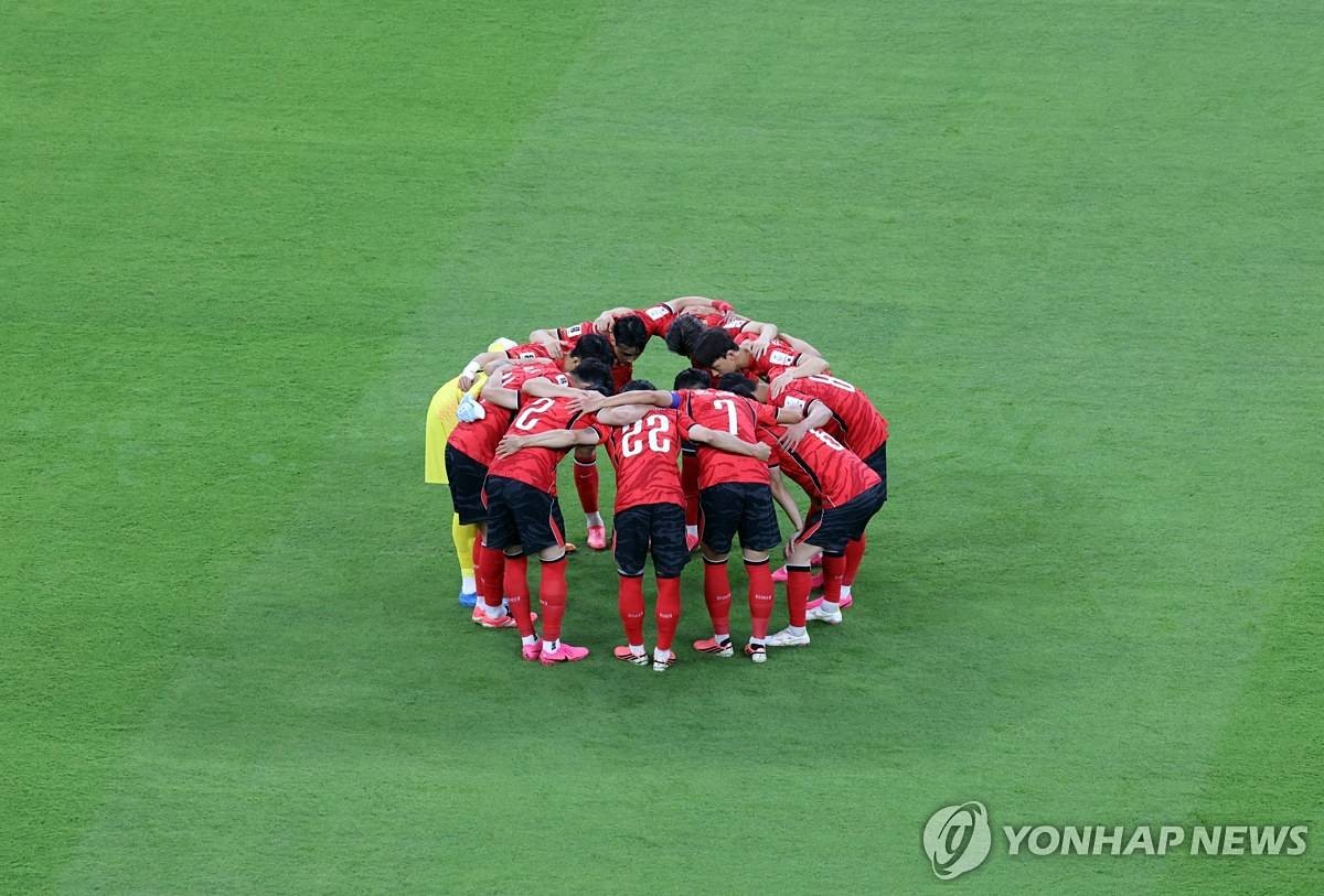 지난 6월 11일(현지시간) 멕시코 사포판 과달라하라 스타디움에서 열린 2026 북중미 월드컵 A조 1차전 한국과 체코의 경기에서 한국 선수들이 경기 시작 전 머리를 맞대고 승리를 다짐하고 있다 / 연합뉴스