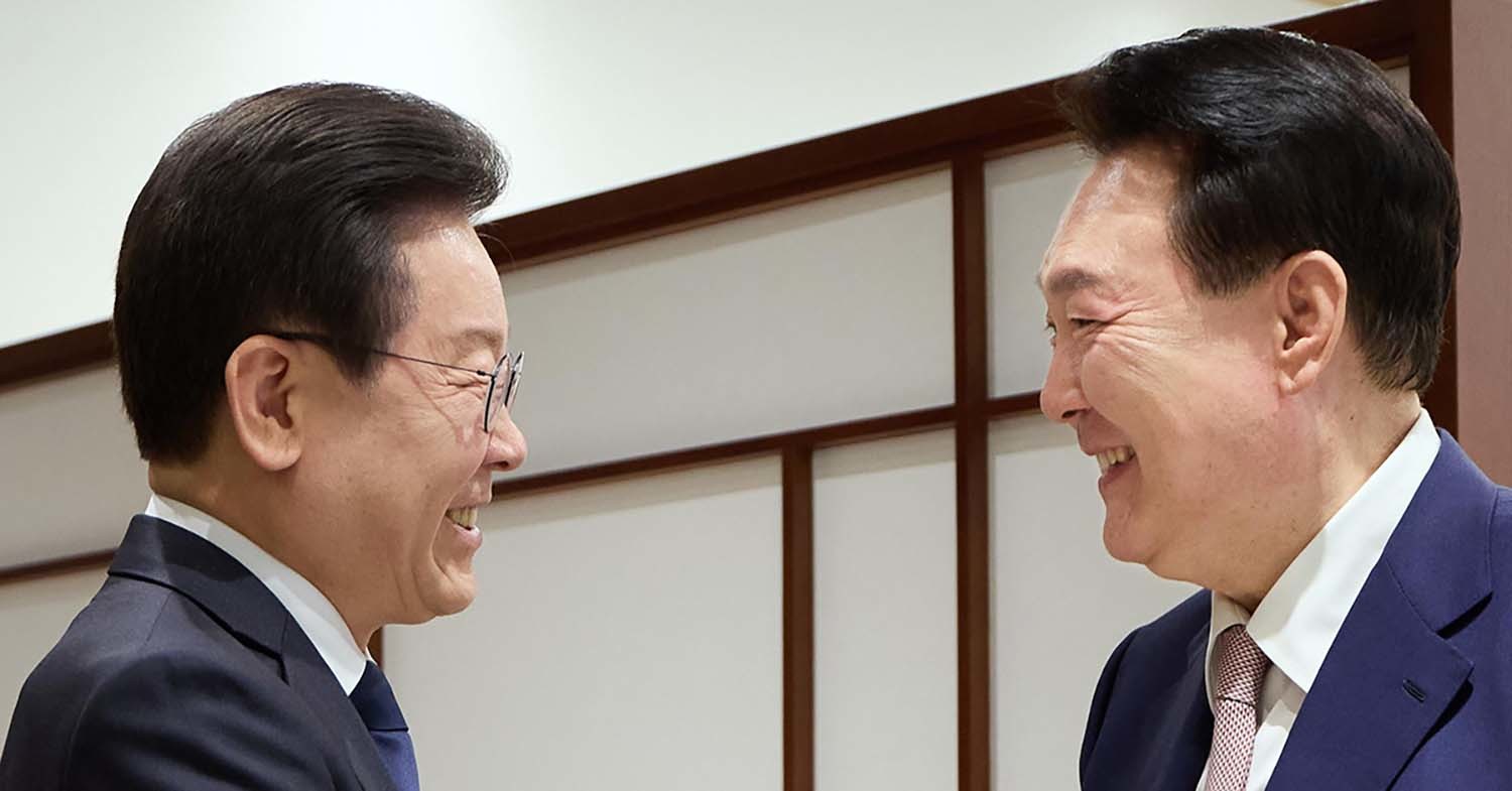 이재명(왼쪽)과 윤석열 전 대통령. 윤 전 대통령이 재임 때인 2024년 4월 29일 용산 대통령실에서 열린 영수회담에 앞서 집무실에 도착한 이재명 당시 더불어민주당 대표를 맞이하며 악수하는 담은 사진이다. / 옛 대통령실 제공