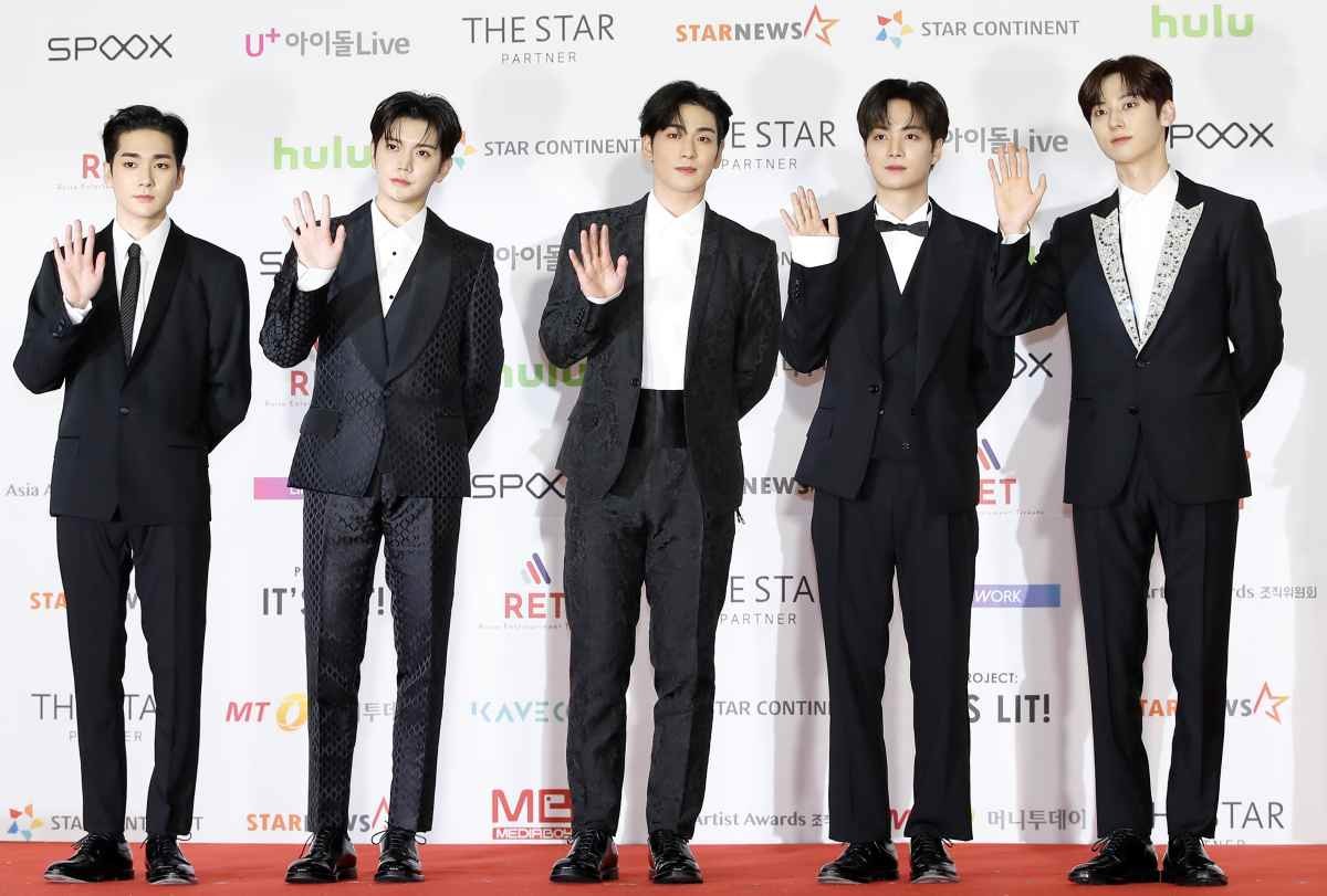 뉴이스트 아론(왼쪽부터), 렌, 백호, JR, 민현이 2021년 서울 강서구 KBS 아레나에서 열린 ‘2021 아시아 아티스트 어워즈(AAA)’ 레드카펫 행사에 참석해 포즈를 취하고 있다. / 뉴스1