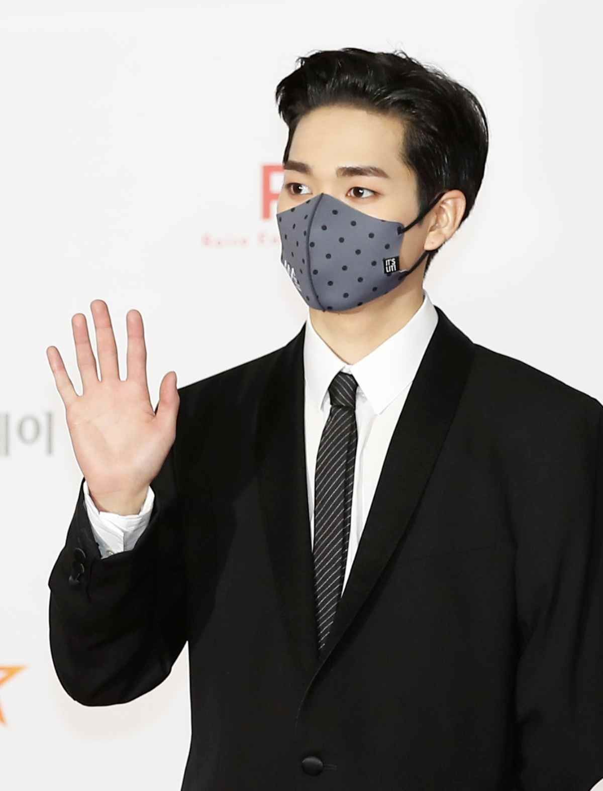 뉴이스트 아론이 2021년 서울 강서구 KBS 아레나에서 열린 ‘2021 아시아 아티스트 어워즈(AAA)’ 레드카펫 행사에 참석해 포즈를 취하고 있다.  / 뉴스1