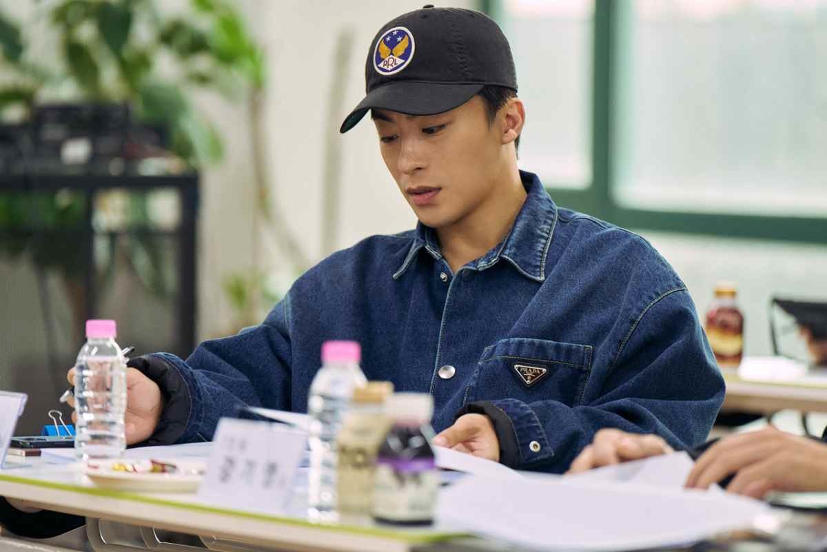 영화 '부활남: 더 레드' 대본 리딩 중인 배우 구교환 / 롯데엔터테인먼트