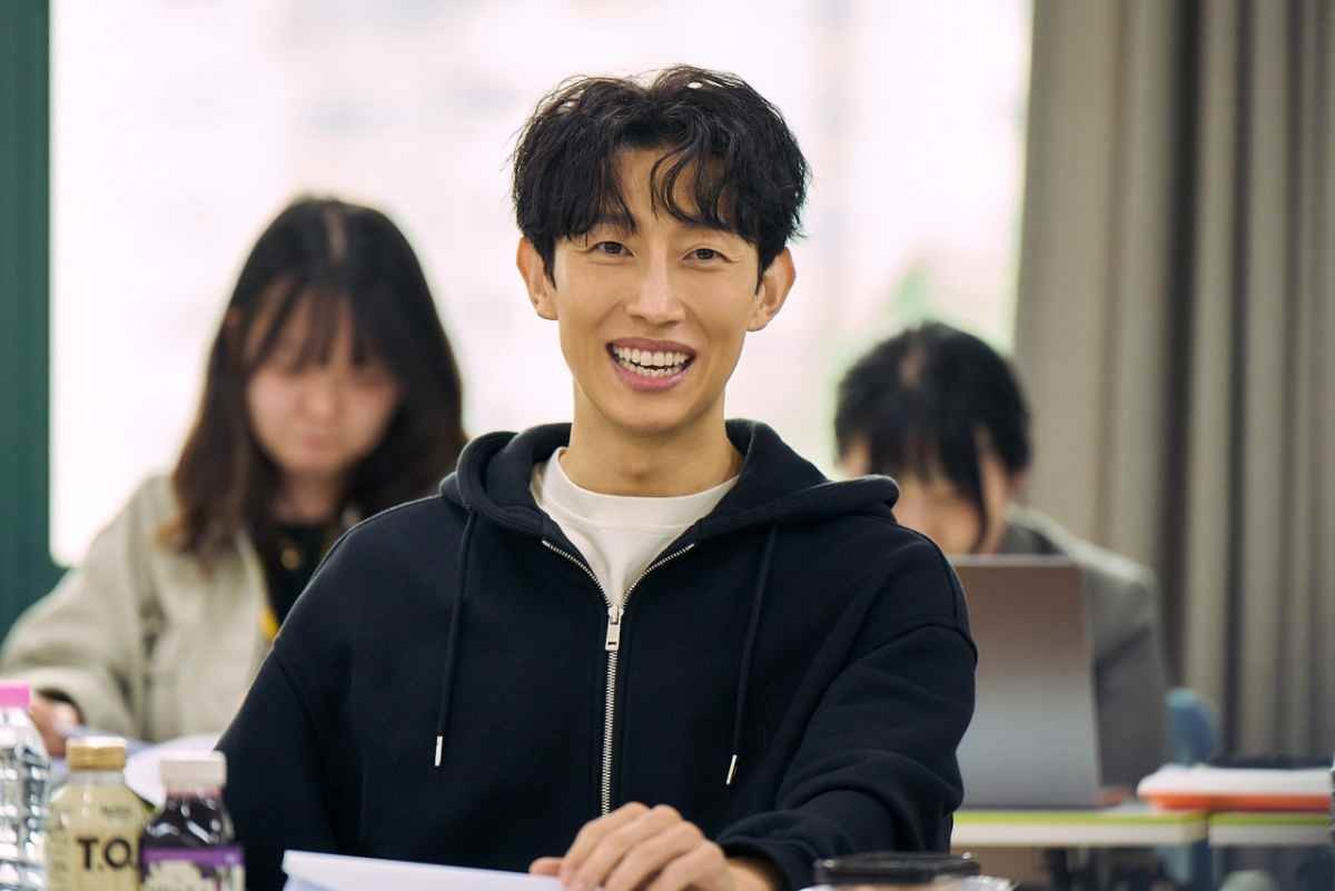 영화 '부활남: 더 레드' 대본 리딩 중인 배우 강기영 / 롯데엔터테인먼트