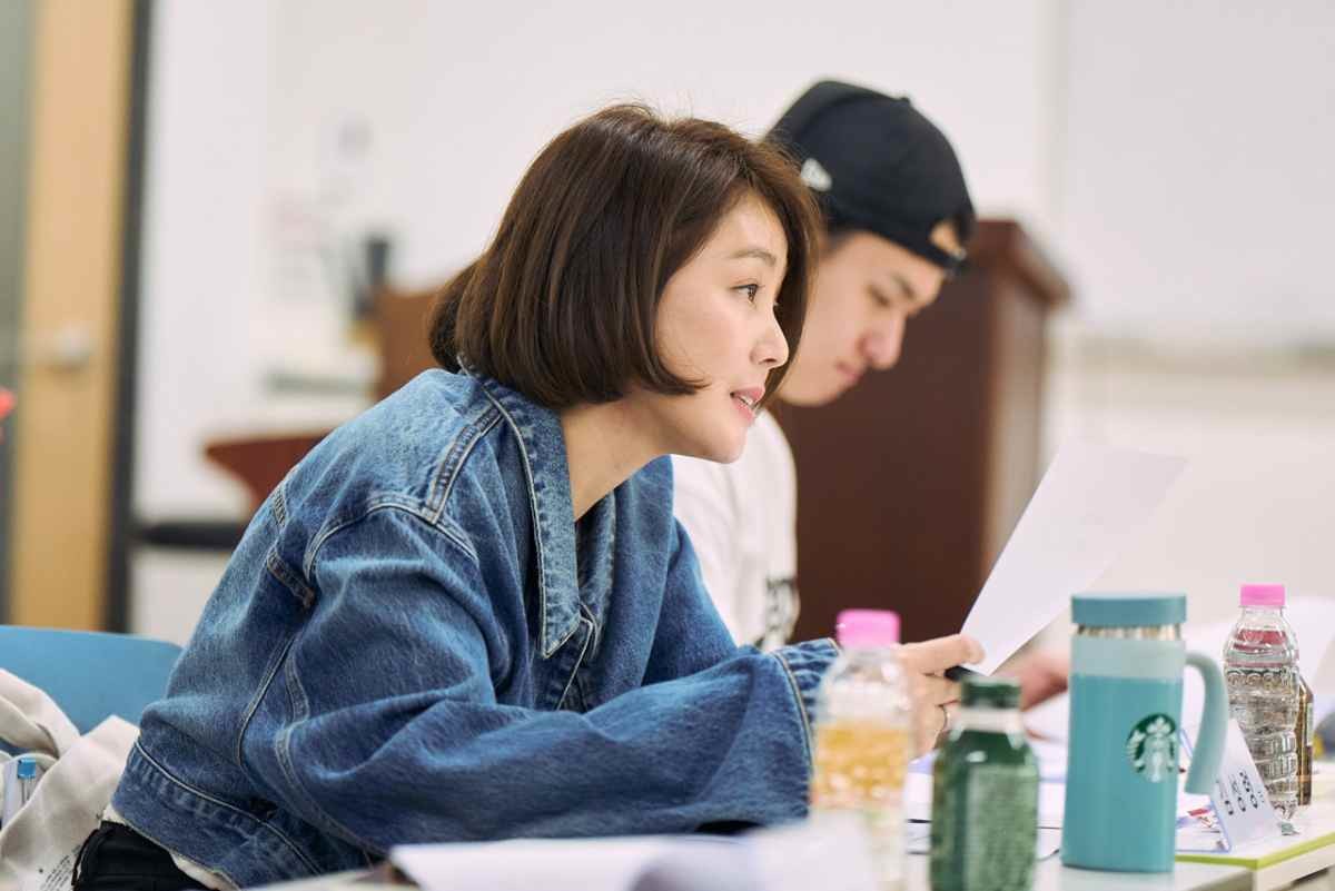 영화 '부활남: 더 레드' 대본 리딩 중인 배우 김성령 / 롯데엔터테인먼트