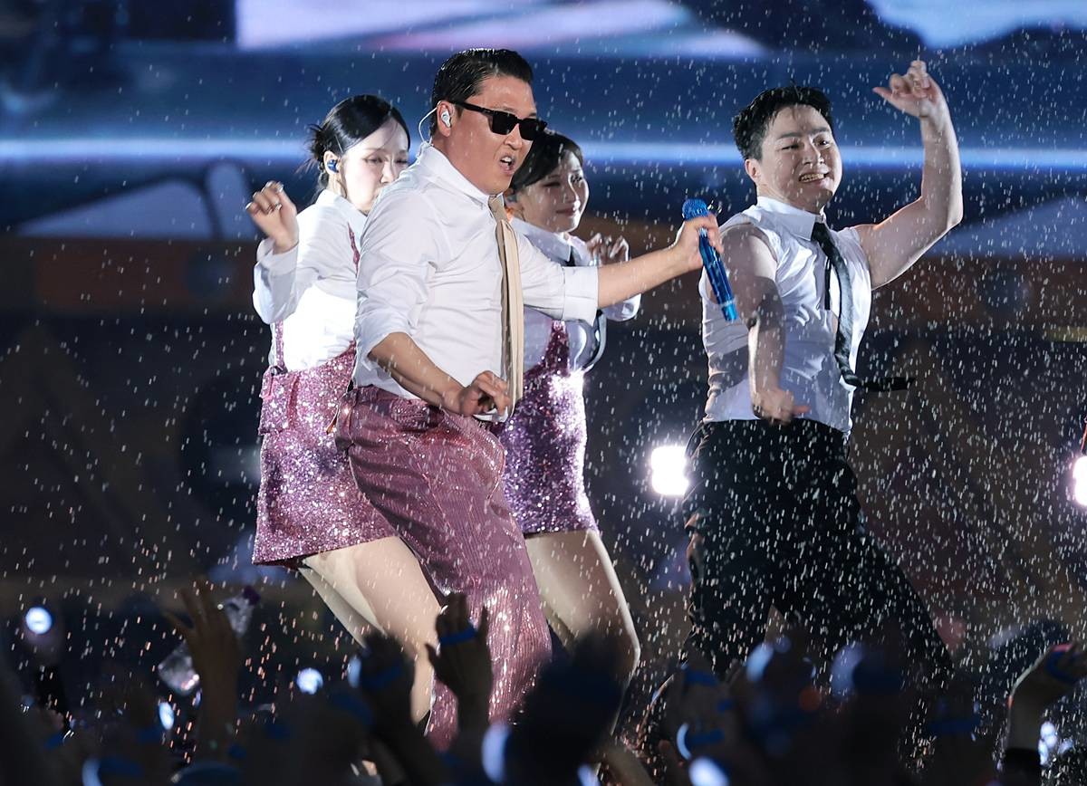 가수 싸이가 지난달 27일 오후 의정부종합운동장에서 열린 '싸이흠뻑쇼 서머스웨그2026'에서 화려한 무대를 선보이고 있다 / 뉴스1