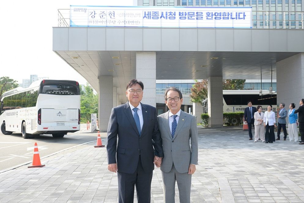 왼쪽부터 조상호 시장, 강준현 국회의원 / 세종시