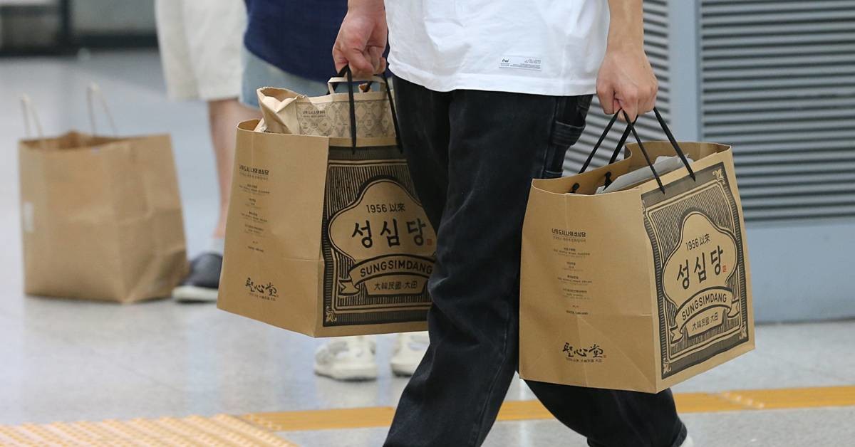 성심당 쇼핑백을 든 시민이 이동하고 있다 / 뉴스1