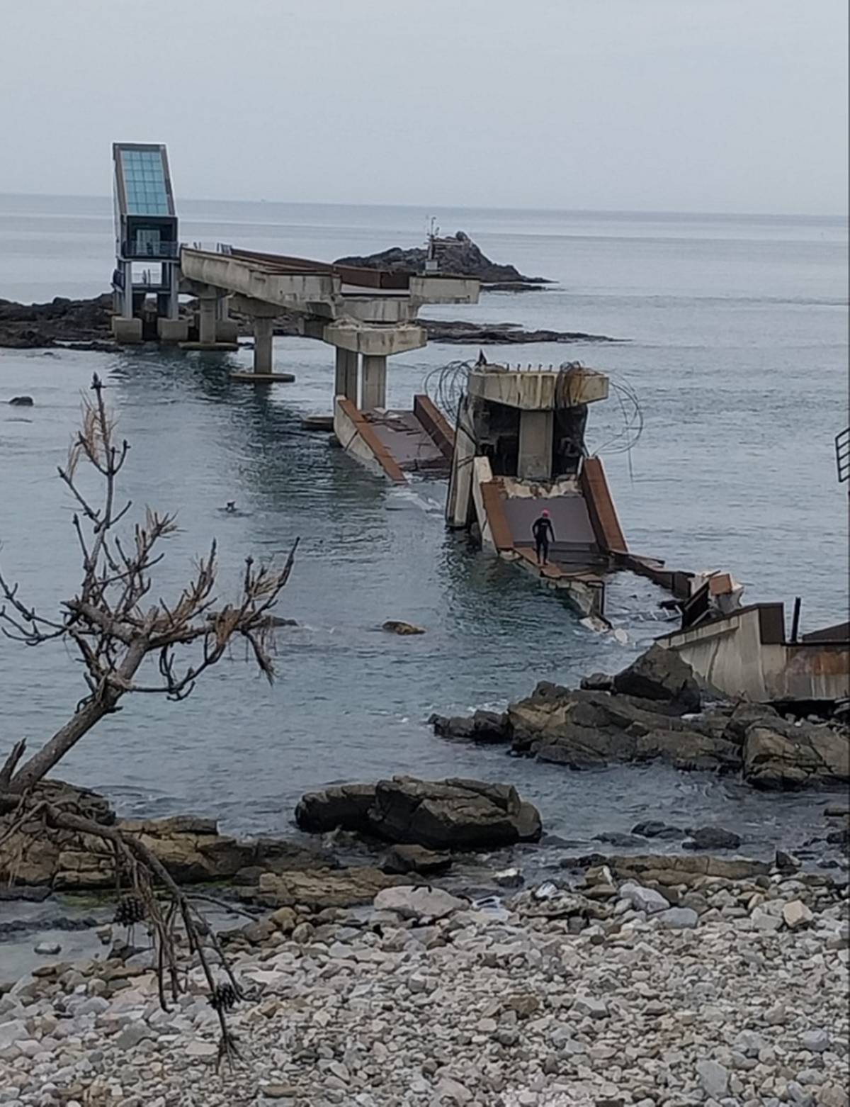 [속보]포항 장길리낚시공원 전망대 다리 붕괴..고립 17명 구조