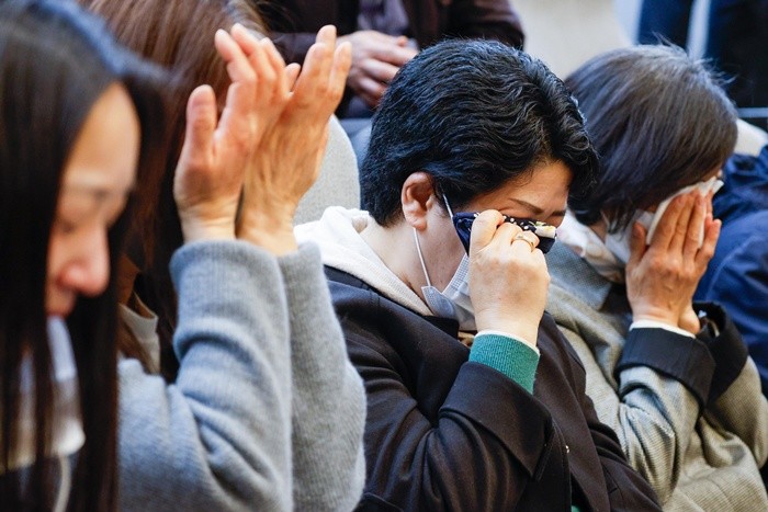 국회에서 눈물 흘리는 코로나 백신 피해자 유족들 / 뉴스1
