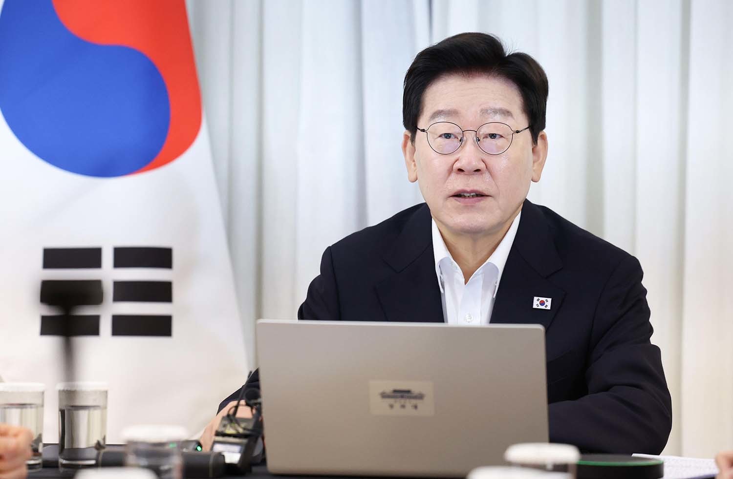 브라질을 국빈 방문한 이재명 대통령이 26일(현지시각) 브라질리아에서 화상 수석·보좌관회의에서 발언하고 있다. / 뉴스1