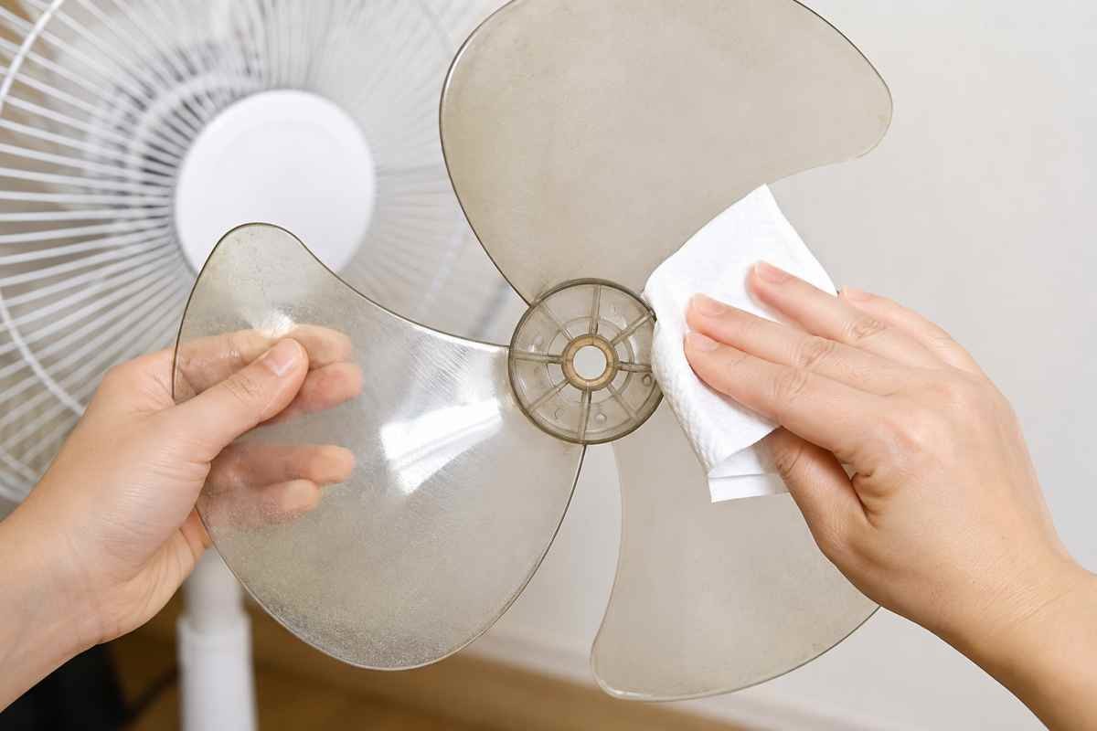 선풍기 날개를 닦고 있는 모습. AI 생성 이미지