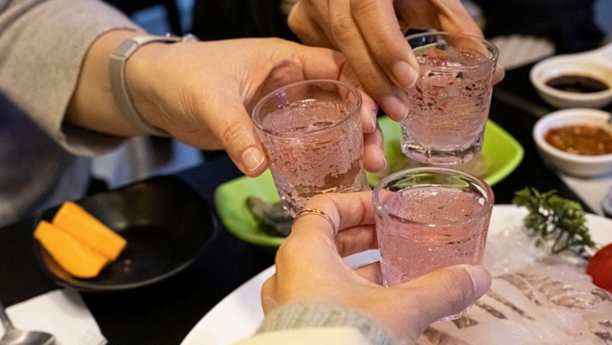 친구 만나기도 부담… 물가가 만든 신조어 '프렌드플레이션' 무슨 뜻이길래 