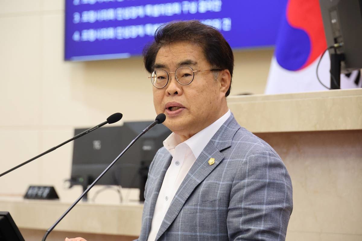 박칠용 건설도시위원장의 '포항촉발지진 형사재판 1심 무죄판결에 대한 유감 표명 및 공정한 판결 촉구 결의안' 설명 모습