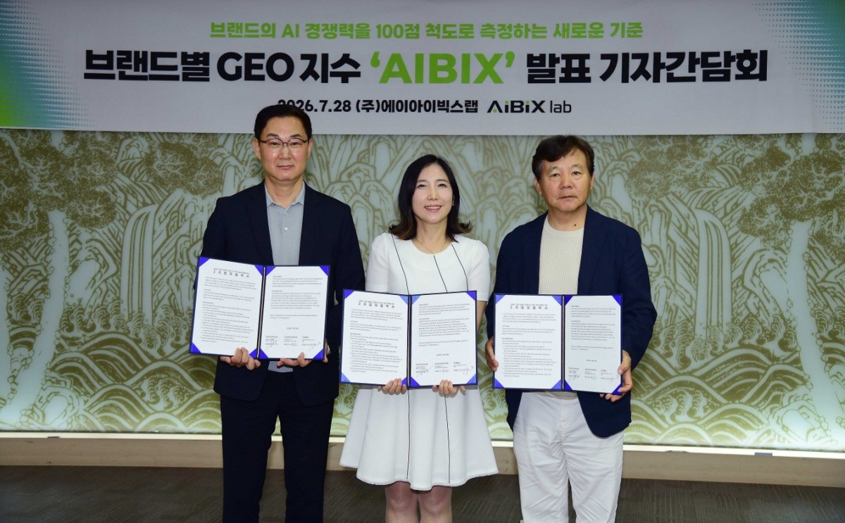 (왼쪽부터) 김준현 에이아이빅스랩 대표, 손은경 플립비 대표, 김세을 한국빅데이터학회 상임이사가 28일 서울 중구 한국의집에서 AIBIX 측정 방법론 고도화를 위한 업무협약을 체결하고 있다. / 에이아이빅스랩 제공