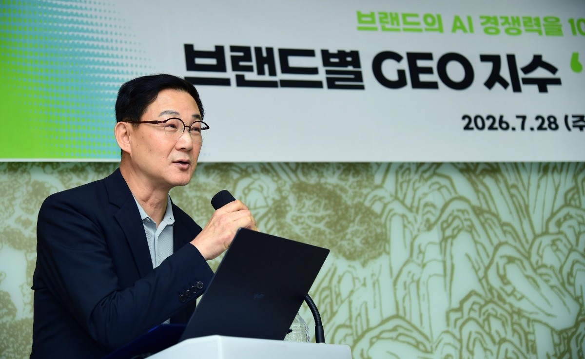 김준현 에이아이빅스랩 대표가 28일 서울 중구 한국의집에서 열린 기자간담회에서 AI 브랜드 경쟁력 지수 ‘AIBIX’를 소개하고 있다. / 에이아이빅스랩 제공