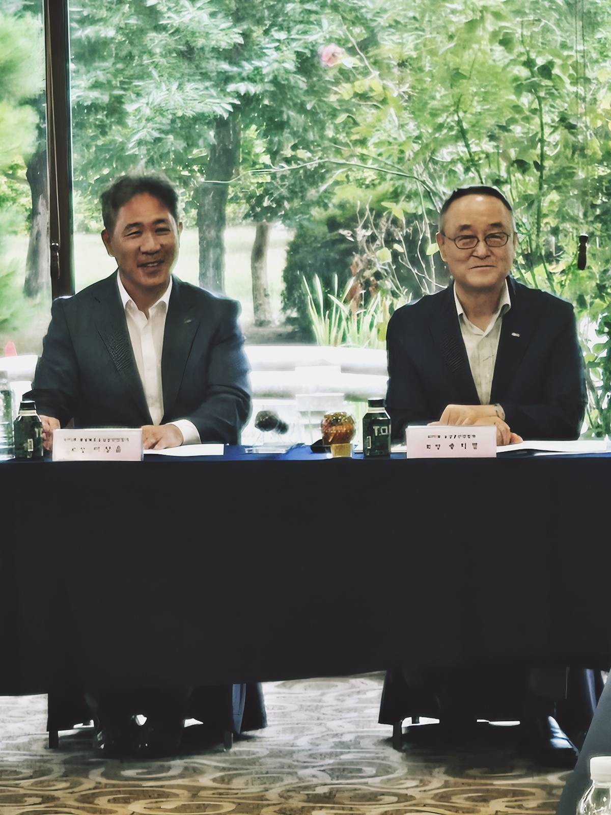 송치영(우측)소상공인연합회 회장.이상윤(죄측)경상북도소상공인연합회 회장