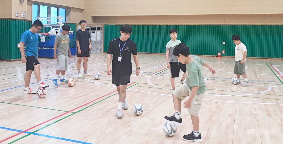 광주광역시광산구장애인체육회(회장 박병규 광산구청장)는 본격적인 무더위와 함께 시작된 여름방학을 맞이하여, 지역 내 장애청소년들을 대상으로 하는 ‘2026년 광산구 장애청소년 여름방학 장애인생활체육교실’을 지난 7월 27일부터 야심 차게 개강하여 성황리에 운영 중이다. / 광주광역시광산구장애인체육회