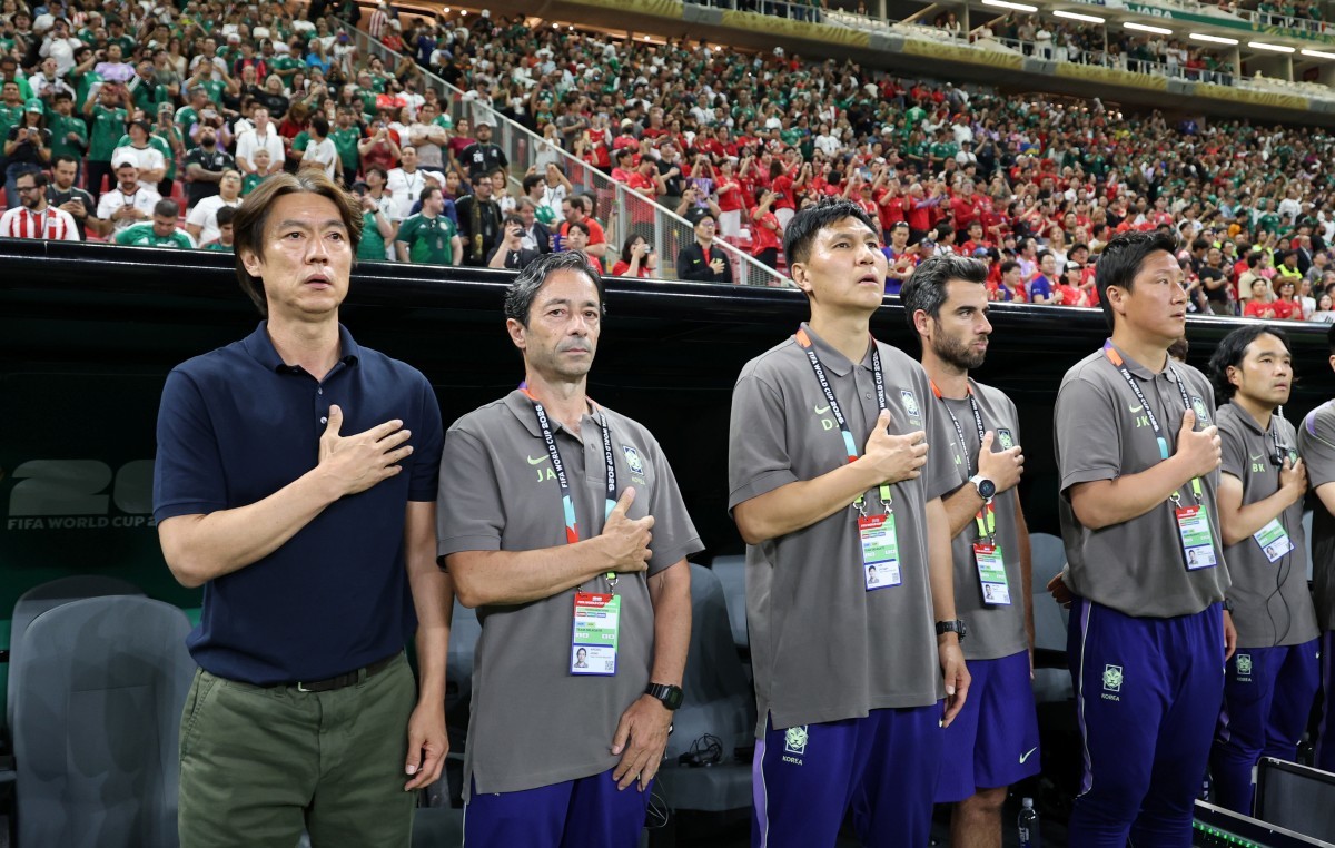 홍명보 축구대표팀 감독과 코치진들이 지난 6월 멕시코 할리스코주 사포판 과달라하라 스타디움에서 열린 2026 북중미 월드컵 A조 조별리그 1차전 대한민국과 체코의 경기에서 국민의례를 하고 있다 / 뉴스1