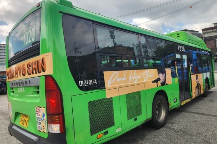 펀딩 목표 달성으로 버스 광고를 진행한 박효신. / 촬영 = 위키트리