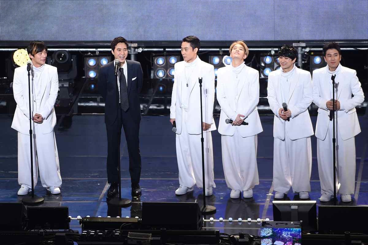 젝스키스가 2016년 서울 상암월드컵경기장에서 열린 MBC '무한도전 토토가2 젝스키스 게릴라 콘서트'에서 6인 완전체로 무대에 올라 멤버별로 각자 인사를 전하고 있다. / 뉴스1