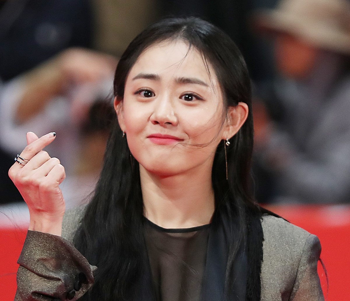 배우 문근영 자료 사진. 극비리에 결혼한 문근영이 자필편지를 올렸다. 문근영은 자필편지에서 '제가 결혼을 하게 됐다. 늘 혼자 걷던 길을 함께 걷고 싶은, 홀로 고민하던 시간들을 함께 나누고 싶은, 사소한 일로도 서로를 웃게 해주고 싶은 사람을 만났다'라고 밝혔다. 이어 '그렇게 혼자가 아닌 둘이서, 앞으로의 삶을 채워 나가보고자 한다. 부디 우려와 걱정보다는 축하와 격려를 부탁드린다. 응원해 주시는 만큼, 그보다 더 열심히 살아가겠다'라고 했다. / 연합뉴스