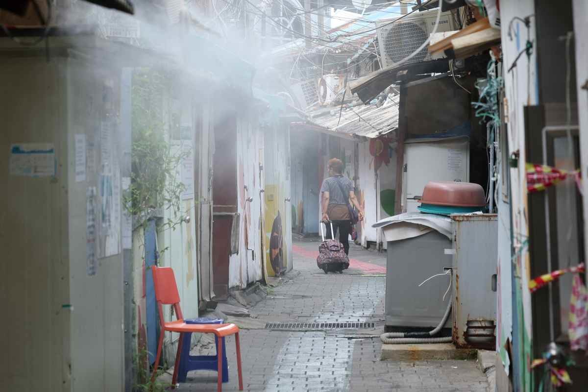 반도가 '이중 고기압'에 갇히면서 기록적인 폭염 현상이 나타났던 지난 13일 서울 영등포구의 쪽방촌에 설치된 쿨링포그에서 열을 식히기 위한 수증기가 나오고 있다. / 뉴스1