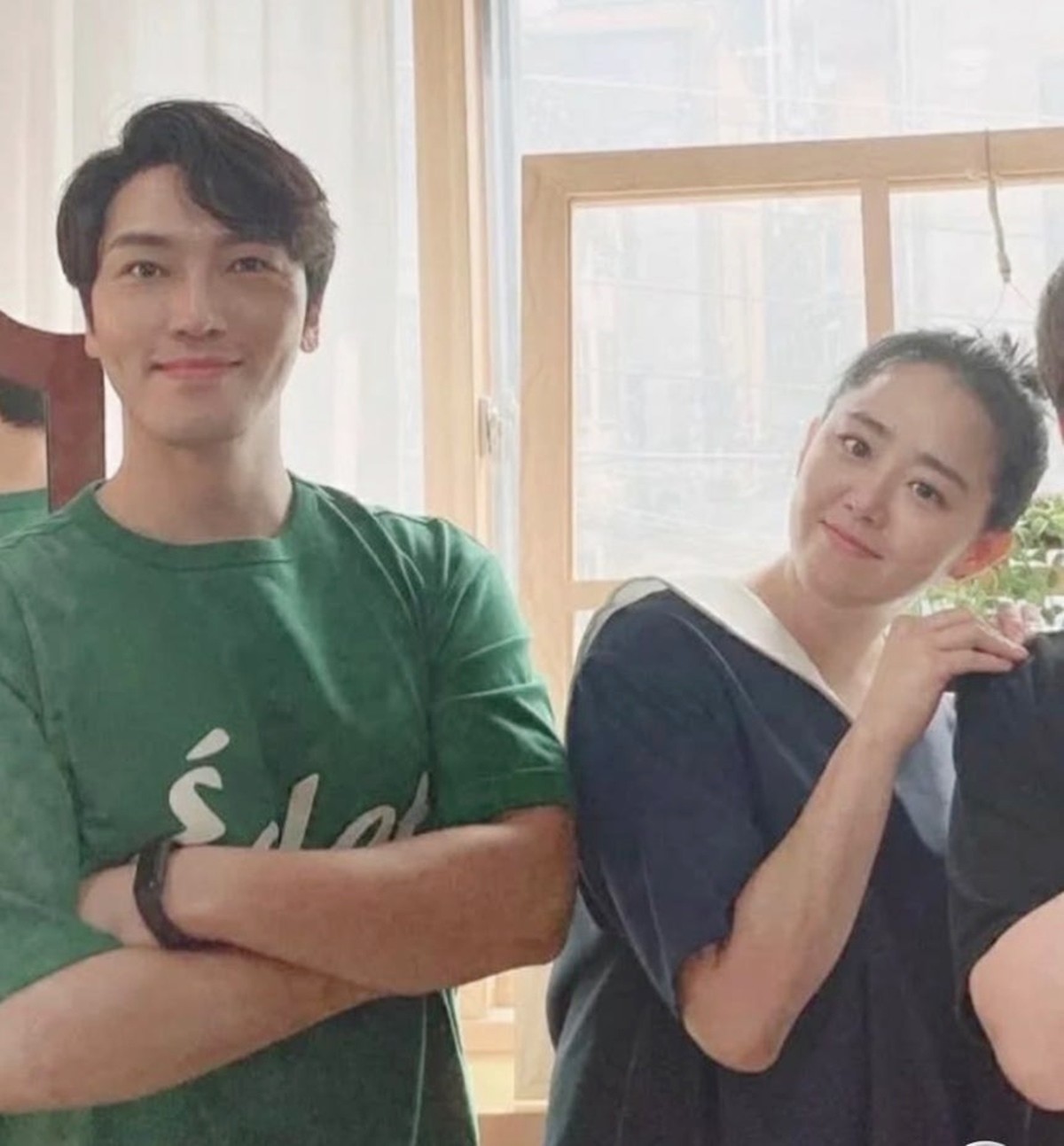 결혼한 배우 정평(왼쪽)과 문근영 모습. 문근영(39)은 뮤지컬 배우 정평(46)과 극비리에 결혼했고 이 사실은 뒤늦게 알려졌다. 문근영의 소속사 크리컴퍼니는 '문근영과 정평이 최근 결혼했다'라고 29일 밝혔다. 다만 결혼 날짜 등 구체적인 사항은 알리지 않았다.     문근영과 정평은 오랜 기간 교제했으며 결혼식은 가족들만 모인 간소한 식사 자리로 대체한 것으로 전해졌다.     / 정평 인스타그램