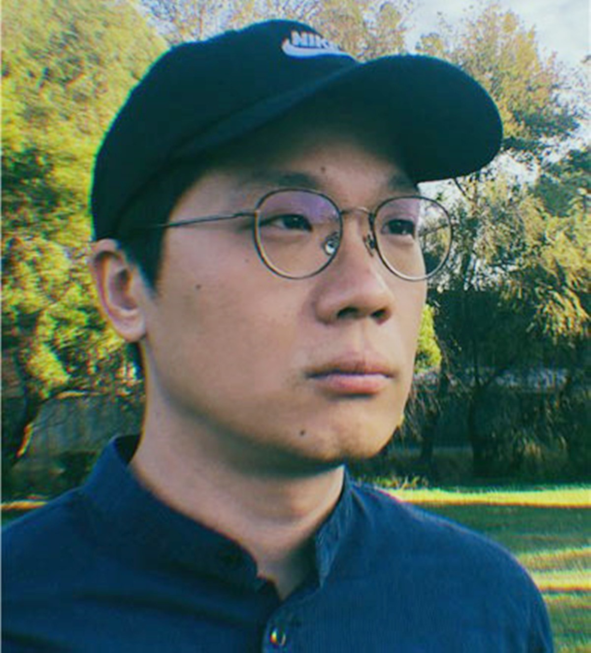 화재로 숨진 故 허범욱 감독 생전 모습. 애니메이션 영화 '구제역에서 살아 돌아온 돼지'를 연출한 허범욱 감독이 다음 달 영화 개봉을 앞두고 지난 28일 별세했다. 향년 43세. 빈소는 서울 한강성심병원 장례식장 특3호실, 발인은 오는 30일 오전 8시다. 장지는 서울추모공원이다. 한국독립영화협회와 배급사 인디스토리에 따르면 허범욱 감독은 지난주 화재 사고로 중환자실에 입원해 치료를 받던 중 28일 오전 세상을 떠났다. / 허범욱 감독 SNS