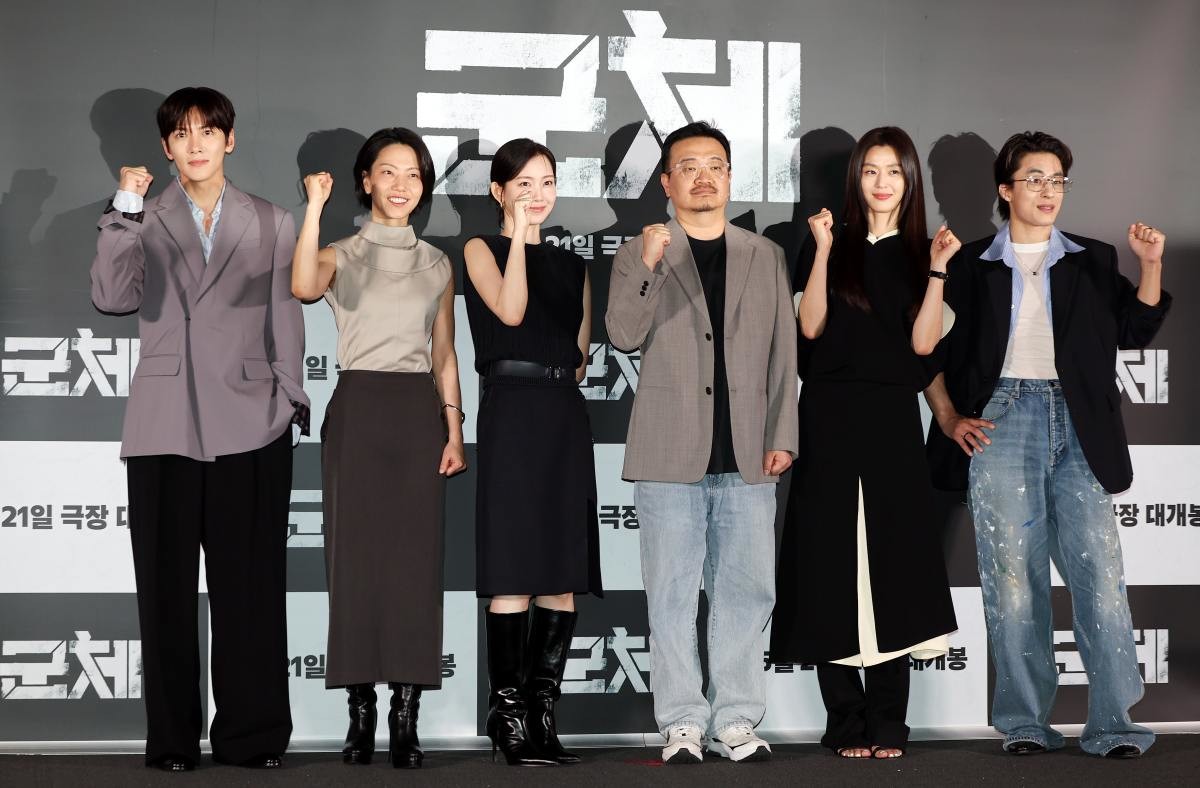 배우 지창욱(왼쪽부터)과 김신록, 신현빈, 연상호 감독, 전지현, 구교환이 영화 '군체' 기자간담회에 참석해 포즈를 취하고 있다. 2026.5.20.   / 뉴스1