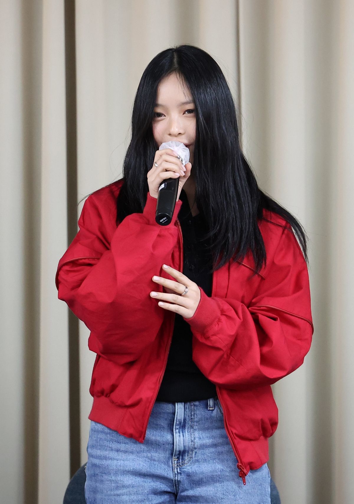뉴진스 하니가 2024년 전속계약 해지 관련 기자회견에 참석해 발언하고 있는 모습. / 공동취재-뉴스1
